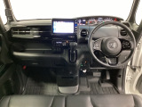 車内は光触媒抗菌消臭施工済です。スタイリッシュなデザインでスポーティなインパネ周りを演出します。グローブボックスやカップホルダーのほかにトレーなどたくさんの収納スペースが付いています。