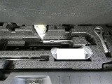 スペアタイヤレス車です。応急セットを搭載しております。