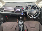 運転席廻りの画像です。操作スイッチ類もキレイな状態です。専門のスタッフが内外装を清掃・きめ細かい箇所までクリーニングしています