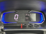 握りやすいステアリングは、運転の楽しさを向上させます。操作性にも優れており、スムーズなハンドリングを実現。快適な運転体験を提供します。