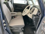広々とした室内空間は、ドライバーにも快適な運転環境を提供します。長距離ドライブでも疲れにくい、うれしい工夫が満載です。