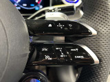 ステアリングボタンは、使いやすいデザインでございます。ステアリング付近のレバーや、ステアリングボタンで追従機能の操作も可能でございます。