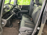 運転席からの視界も良好。操作性にも優れ、快適な運転をサポートします。