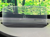 【ヘッドアップディスプレイ】現在の速度や走行情報をデジタル表示で運転席前方のガラスに投影!運転中、目線をずらさず必要な情報を確認できるのでとっても便利で安心!