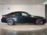 BMWでは重量配分にもこだわりがあり、FRモデルでは50:50とFFモデルでも60:40と前後の重量バランスにこだわり、軽快なハンドリングを実現しております。