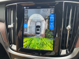 【360&deg;ビューカメラ】4台の高解像度カメラで360度の鳥瞰図を表示。隣の車や壁、死角にある障害物などを画面で確認できるため、狭いスペースでの駐車・出入りも安心です。