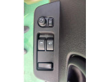 運転席ドアのパワーウィンドウスイッチと電動ドアミラーのスイッチです。