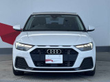 Audiの象徴であるシングルフレームグリルをよりワイドで低くシャープなデザインとすることでワイド&ローのフォルムを協調しています。