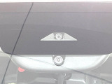 【三菱e-Assist】走行中に前方の車両等を認識し、衝突しそうな時は警報とブレーキで衝突回避と被害軽減をアシスト。より安全にドライブをお楽しみいただけます。