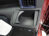カップホルダーは運転席や助手席からちょうど手の届く位置です!!