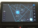ディスプレイオーディオ(コネクティッドナビ対応)PLUS搭載。T-Connectご契約で2028年2月まで無償で利用できるナビ(期限到来後は有償)と、解約後も利用できる車載ナビが搭載されています。
