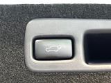 【パワーバックドア】スマートキーや運転席のボタンを押すだけでリアゲートが自動で開閉します!荷物を持っている時や、高い位置にあるバックドアを閉める際に便利な機能です♪
