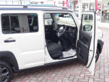 乗り込む際の室内の見え方や内装色を確認できます。