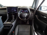 ウッド調と革巻きステアリングで快適な操作性の運転席です。