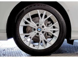 BMWの純正アロイホイールは軽量かつ強度にも優れているホイールで走行性能を引き上げる設計になっております。足元にもBMWは妥協がなくこだわっている個所になります。