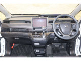 操作性に優れた運転席となります!小物入れや各ボタンの配置にこだわり、使いやすいです!座り心地もよく視認性も良好なのでロングドライブもお任せ下さい!