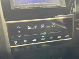 【オートエアコン】一度お好みの温度に設定すれば、車内の温度を検知し風量や温度を自動で調整。暑い&hellip;寒い&hellip;と何度もスイッチ操作をする必要はありません。快適な車内空間には必須の機能ですね♪