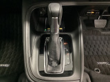 CVT車のセレクトレバーです。低速から高速まで、変速ショックのないスムーズな走りを実現するとともに、エンジン効率のよい領域を維持することで燃費にも貢献します。