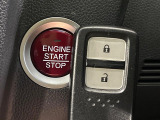 【Hondaスマートキー】カバンやポケットに入れたままでもドアの施錠・解錠が可能なスマートキーを装備。エンジンのオン・オフ時もカギを取り出す必要が無いからとっても便利です♪