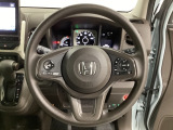 ハンドルにHondaセンシング系のクルーズコントロールやレーンキープアシストなどのスイッチと、オーディオの操作スイッチが装備されています。ハンドルから手を離さず安全に操作できます。