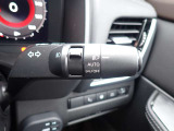 オートライト機能が装備されており暗い場所に入ると車両が検知しライトのON・OFFを自動的に切り替えてくれますので非常に便利な装備です♪