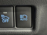 【AHB:オートマチックハイビーム】クルマに搭載されたシステムが、先行車や対向車の存在のほか周囲の明るさを検知し、ハイビームとロービームを自動で切り替える機能です。