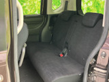 運転席周りはシンプルで操作性に優れ、すぐに慣れることができます。収納スペースも充実しており、快適なドライブをサポートします。