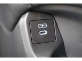 USBソケットがついていますのでコードを繋げばスマートフォンなどの充電が出来ます!