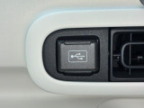 外部機器と接続できるUSBアダプターも装備されています。