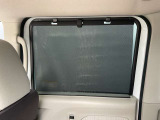 日差しをシャットアウトするロールサンシェードが付いてます。