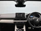 広々とした室内空間は、ドライバーにも快適な運転環境を提供。上質な素材が、心地よいドライブを演出します。