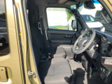 開放感のある室内空間。運転席からの視界も確保されており、運転に集中できます。快適なカーライフを始めましょう。