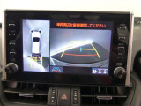 【全周囲モニター】車を上空から見下ろしたような映像をカーナビ画面に映し出し、車庫入れや縦列駐車をサポートしてくれます。