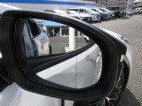 隣車線を走る車両をレーダーで検知し、ドアミラーでは確認しにくい後側方エリアに存在する車両に加え、急接近してくる車両も検知します。車両を検知するとドアミラーに搭載されたLEDインジケーターが点灯します!