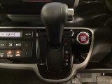CVT車のセレクトレバーです。低速から高速まで、変速ショックのないスムーズな走りを実現するとともに、エンジン効率のよい領域を維持することで燃費にも貢献します。