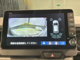 リバースギアに入れるだけで後方の表示へ切り替わります。夜間や雨の日の駐車も楽になりますよ。