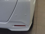 コーナーセンサーを車の前後に装備。障害物との距離に応じて、警告音を変えてお知らせしてくれます。