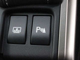 超音波センサーを利用して、車両前方や車両後方の障害物を検知。障害物との距離と接近部位の位置をマルチインフォメーションディスプレイに表示し、同時に音声とブザーでドライバーに注意を促します。
