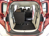 三列目シートは、折りたためますので大きなスペースが出来ちゃいます。キャンプ用品など大きな荷物もばっちり収納可能です♪