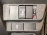 左側電動スライドドアは運転席から操作ができるよう、操作スイッチが付いています。VSA(ABS+TCS+横滑り抑制)解除のスイッチも装備しています。