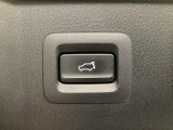 パワーリフトゲートは運転席とリフトゲート側、さらにアドバンストキーでも開閉が可能!開度は無段階にメモリー設定もできます。ゲート内側にタッチセンサーを配置し、手などを挟み込む危険を低減します。