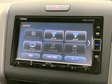 ラジオやCD、外部入力など、多彩な音源に対応。クリアなサウンドで、車内をコンサートホールのような空間に変えます。音楽好きにはたまらない機能です。