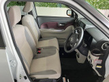 フロントベンチシートが運転席足元もゆったり、広々快適です、助手席へのウォークスルーも楽々可能ですよ☆