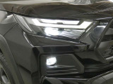 LEDヘッドライトです。デザイン性がよくとても明るいので、夜間の走行や悪天候でも安心です。しかも長寿命!