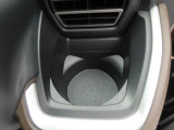 カップホルダーは運転席や助手席からちょうど手の届く位置です!!