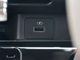 スマホの充電等に便利なUSBのソケットが付いています。