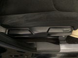 【シートレバー】ただ座るだけじゃない、運転のしやすさを決める大事なスイッチ。視界を広げたり、腰への負担を減らしたり。体型に合わせてジャストフィットさせるこの瞬間、さあ走るぞって気合が入ります。