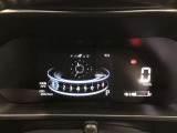 マルチインフォメーションディスプレイ付デジタルスピードメーターです。好みの表示を4パターンから選択可能です。