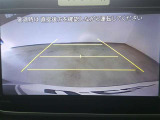 バックモニター付き。 車両後方の映像が画面に表示されるので、車庫入れが苦手な人も安心です。ただし、目視確認もお忘れなくお願いいたします。