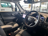 ステアリングを握ればJeepワールドが目の前に広がります。